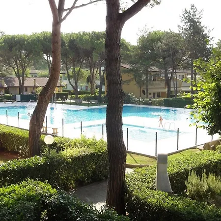 Bright Flat With Pool And Balcony Appartamento